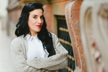 Olgun kadın mutlu ve kendinden emin bir şekilde yürürken 