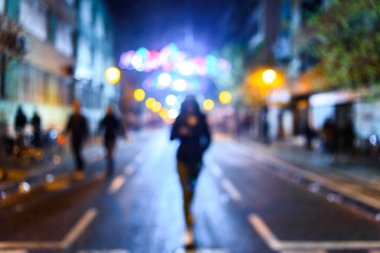 Kentsel gece sahne ile odak dışı yürüyüş insanlar ile renkli 