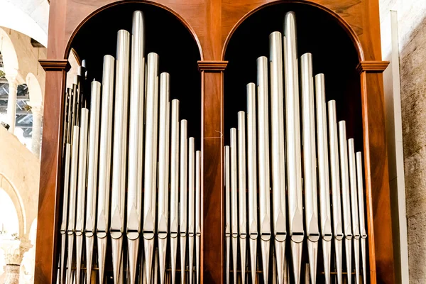 Detail van een orgel in kathedraal Bari om stukken muziek te spelen dur — Stockfoto