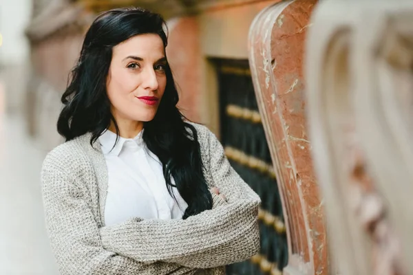 Olgun kadın mutlu ve kendinden emin bir şekilde yürürken 