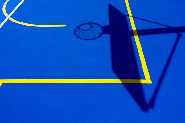 Skuggan av en basketkorg på golvet i domstolen, målade — Stockfoto
