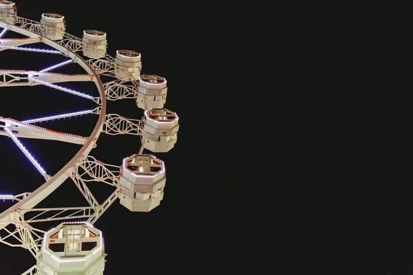 Roue ferris moderne pendant la nuit . — Photo