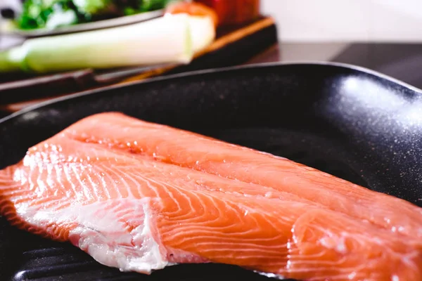Filete de salmón rosa en una sartén antes de cocinarlo . —  Fotos de Stock