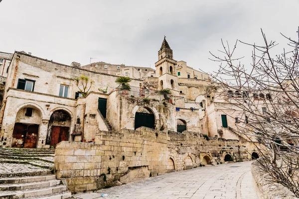 Longue vue panoramique sur la vieille ville rocheuse de Matera avec sa st — Photo