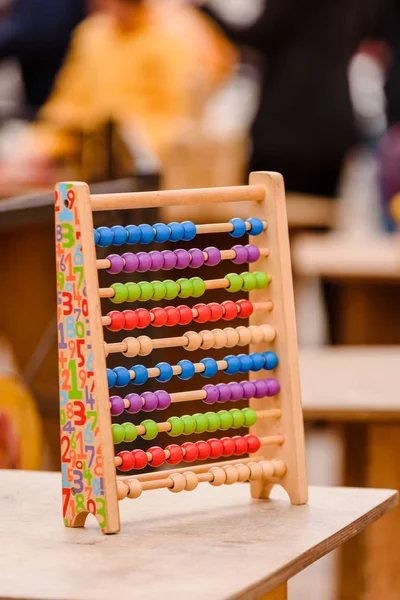 Montessori-Spielzeug-Abakus in einer Schule, um zu lernen, wie man zählt. — Stockfoto