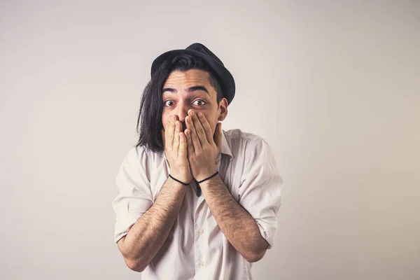 Retrato de homem hispânico com rosto surpresa, isolado em branco . — Fotografia de Stock