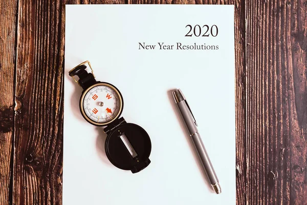 Blanco papier om de nieuwe jaar resoluties voor het jaar 2020 te schrijven. — Stockfoto