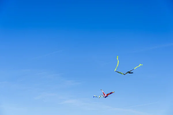 Pipa colorida voando no céu azul, espaço negativo para cópia . — Fotografia de Stock