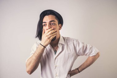 Can sıkıntısından esneyen genç adam ağzını kapatıyor.