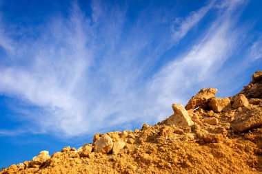 Bazı turuncu kayalar ile bulutlar ile mavi gökyüzü arka plan.