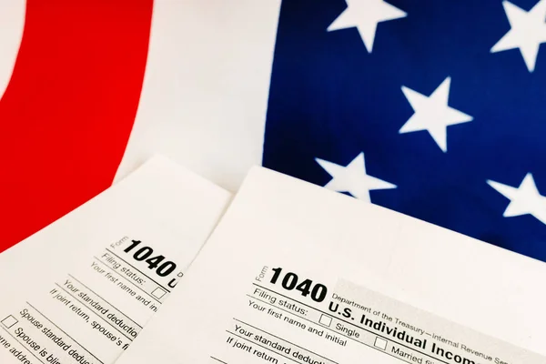 Форма 1040 служит для уплаты федеральных налогов американскому правительству — стоковое фото