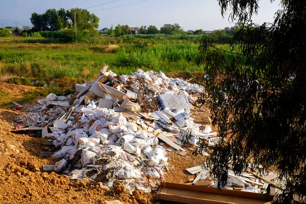 Valencia, España - 6 de agosto de 2019: Basura y escombros arrojados en un — Foto de Stock