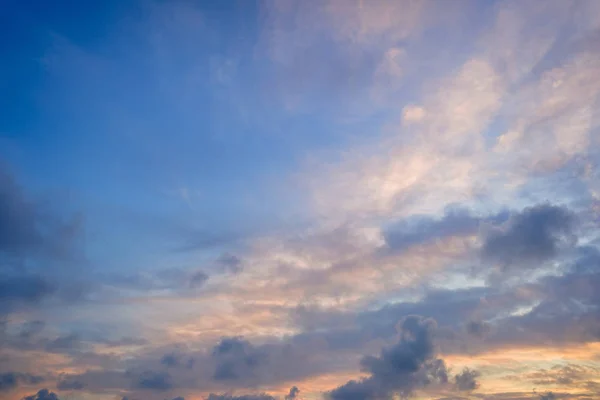 Prachtige zonsondergang met een wolk hemel en spectaculaire zonnestralen. — Stockfoto