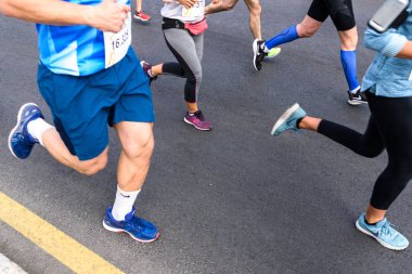 Valencia, İspanya - 19 Mayıs 2019: Tanınmayan koşucuların bacakları r