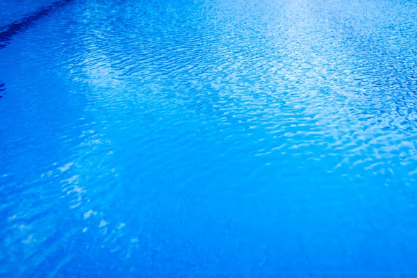 Fondo piastrellato in una piscina . — Foto Stock