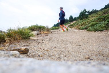 Trail runner yüksek bir dağ izi yağmurlu bir sonbahar günü du touring