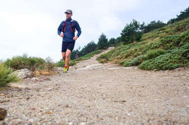 Trail runner yüksek bir dağ izi yağmurlu bir sonbahar günü du touring