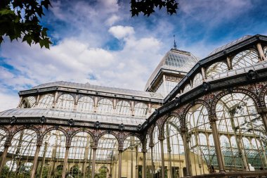 Madrid'deki Retiro Park'ın cam sarayının pencereleri,