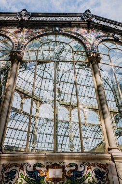 Madrid'deki Retiro Park'ın cam sarayının pencereleri,