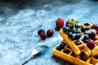 Tatlıya hazır rustik bir masada çatal, sağlıklı bir waffle