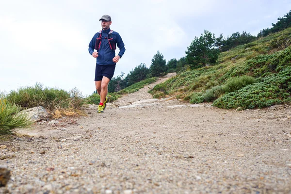 Trail runner yüksek bir dağ izi yağmurlu bir sonbahar günü du touring