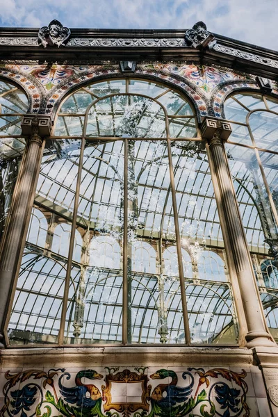 Janelas do palácio de vidro do Parque do Retiro em Madrid, com um — Fotografia de Stock