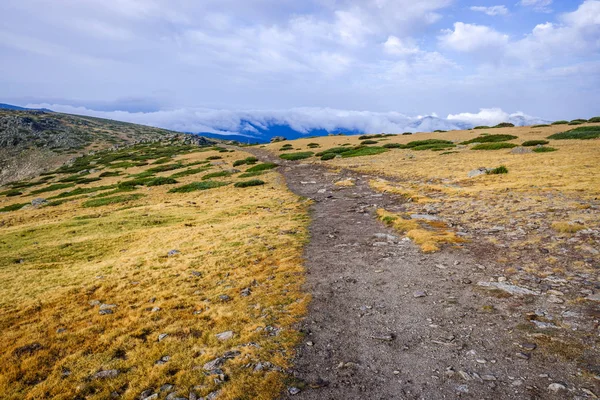 Une journée au-dessus des nuages au sommet de la montagne Pe Xoarala à M — Photo