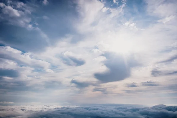 Schöne Aussicht von der Spitze eines Berges auf ein Wolkenmeer. — Stockfoto