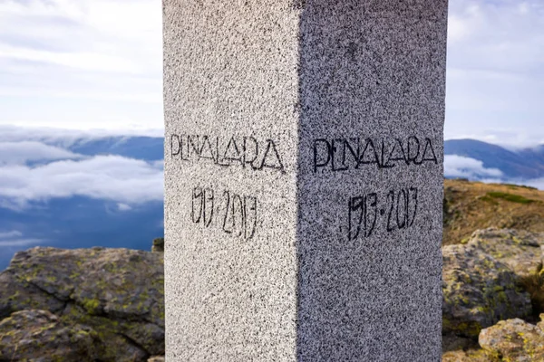 Poste en pierre avec le nom du sommet de la montagne de Pe Xoalara — Photo