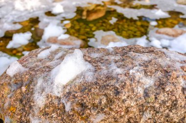 Köpük bir indus nedeniyle bir nehrin su ve kayalar kirletir