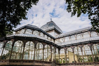 Madrid'deki Crystal Palace'ın dış cephesi, turistler için olmazsa olmaz, i