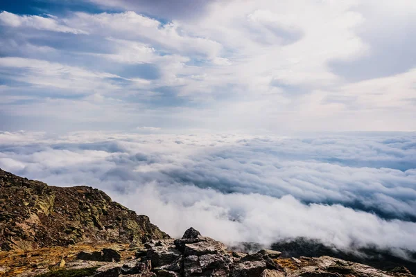 Bela vista do topo de uma montanha de um mar de nuvens . — Fotografia de Stock