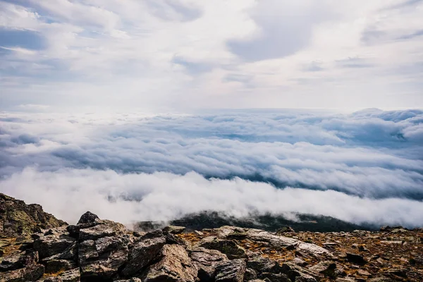 Bela vista do topo de uma montanha de um mar de nuvens . — Fotografia de Stock