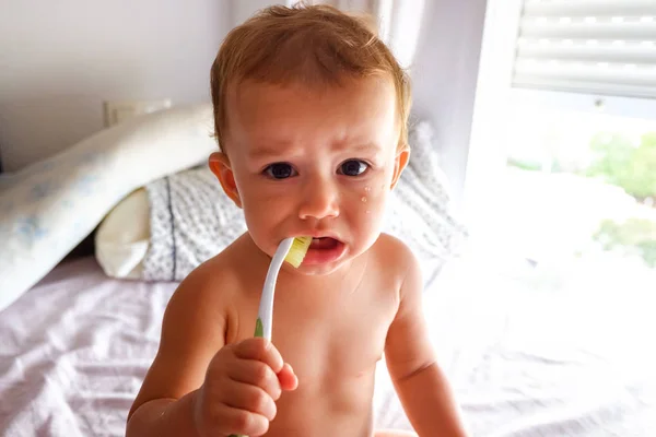 Bebé aprendiendo a usar un cepillo de dientes —  Fotos de Stock