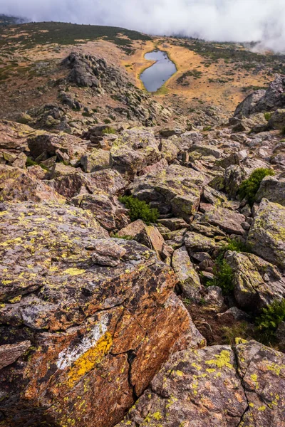Marques sur un rocher d'un petit sentier pour guider les randonneurs, dans la Sierra d — Photo