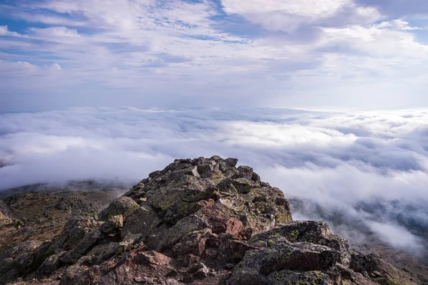 Le pic Pe Xoalara, dans la Sierra de Guadarrama, vu de la falaise — Photo