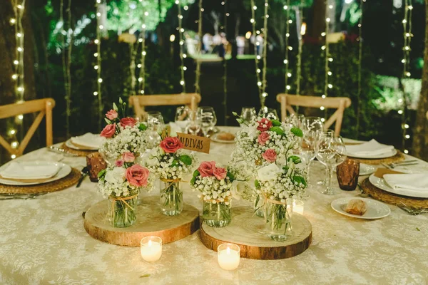 Outdoor tables for an elegantly decorated wedding reception, wit — Stock Photo, Image