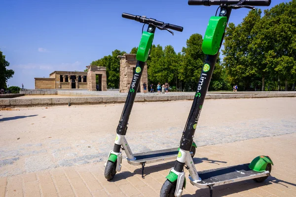 Madrid, Spanje-25 augustus 2019: lime elektrische scooters te huur — Stockfoto