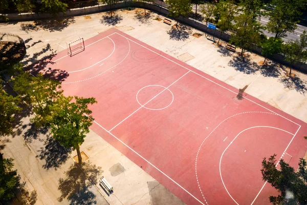 Madrid, España - 25 de agosto de 2019: Campo de fútbol escolar visto desde una — Foto de Stock