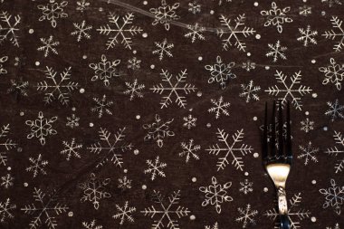 Noel motifleri ve çatal bıçak takımı ile masa örtüsü arka plan.