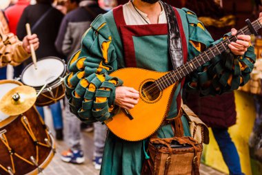 Ortaçağ Ozan antika bir gitar çalmak.
