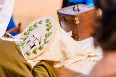 Genç kadın terzi basit çizim, dikiş kılığına girmiş gibi med