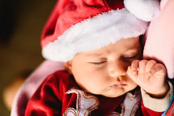 Jeune fille endormie avec un chapeau de Père Noël — Photo