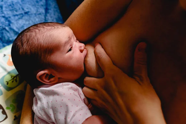 Newborn baby breastfeeding from his mother's breast feeding him — Stock Photo, Image