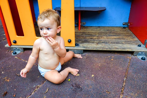 Bayi bermain di taman bermain . — Stok Foto