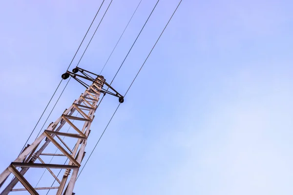 Torres com cabos de alta tensão, contra o céu azul no bac — Fotografia de Stock