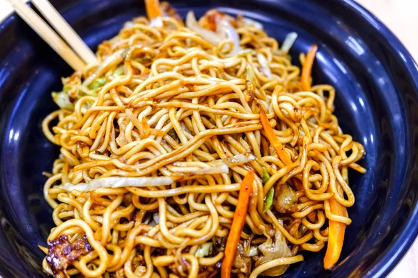 Detalle de una placa de fideos asiáticos aislados . — Foto de Stock