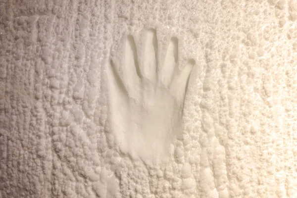 氷上の人間の手の足跡. — ストック写真