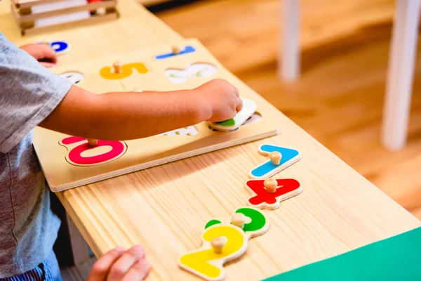 Hand eines 2-jährigen Jungen in der Grundschule mit einem Spielzeug — Stockfoto