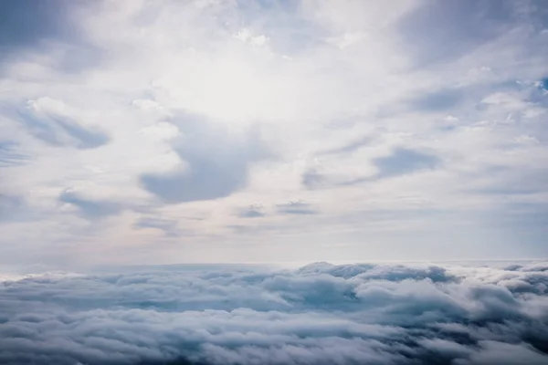 Geweldig uitzicht op de top van de wolken op een bewolkte ochtend. — Stockfoto